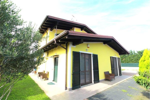 casa indipendente in vendita a Biandrate
