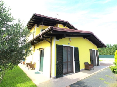 casa indipendente in vendita a Biandrate