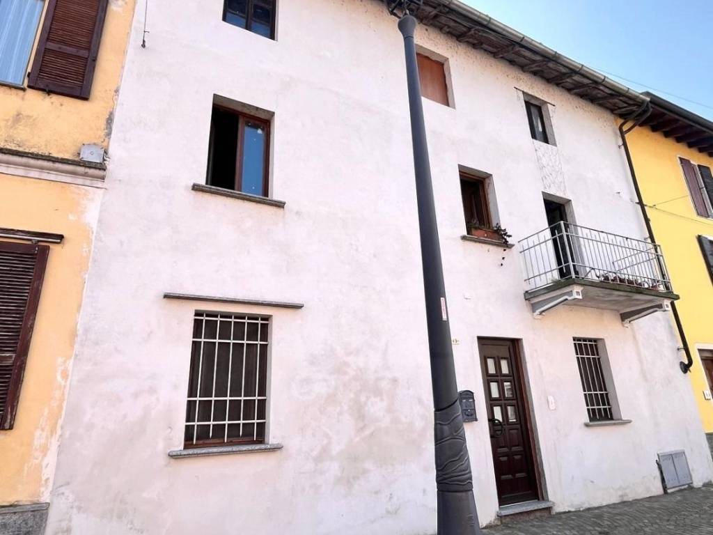 casa indipendente in vendita a Biandrate