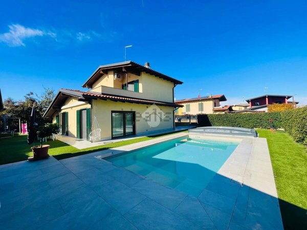 casa indipendente in vendita a Biandrate
