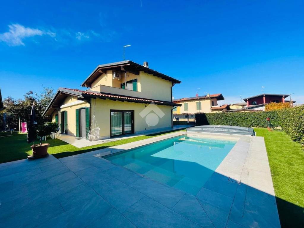 casa indipendente in vendita a Biandrate