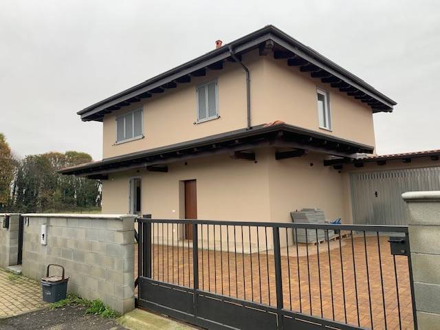 casa indipendente in vendita a Biandrate