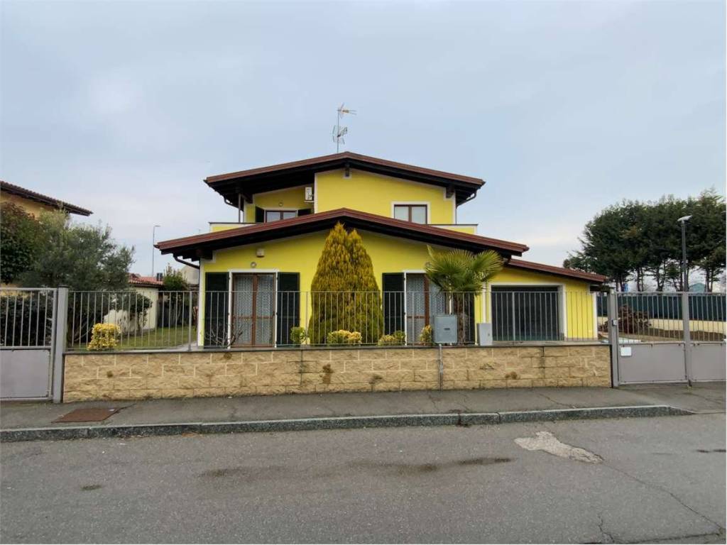 casa indipendente in vendita a Biandrate