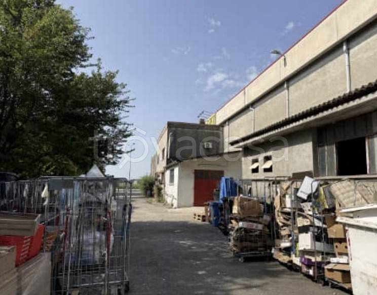 locale commerciale in vendita a Biandrate