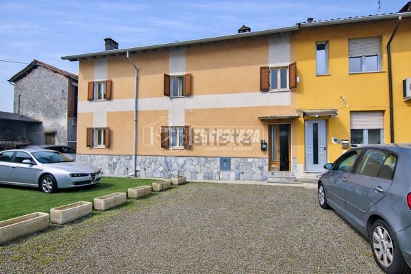 casa indipendente in vendita a Biandrate