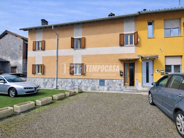 casa indipendente in vendita a Biandrate