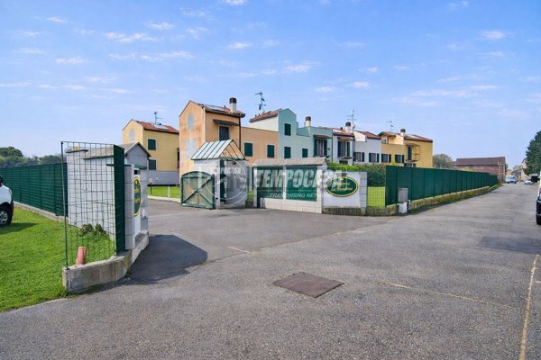 casa indipendente in vendita a Biandrate