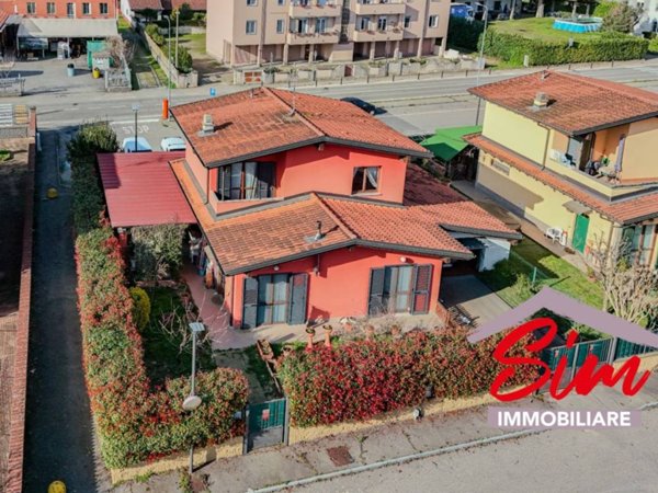 casa indipendente in vendita a Biandrate