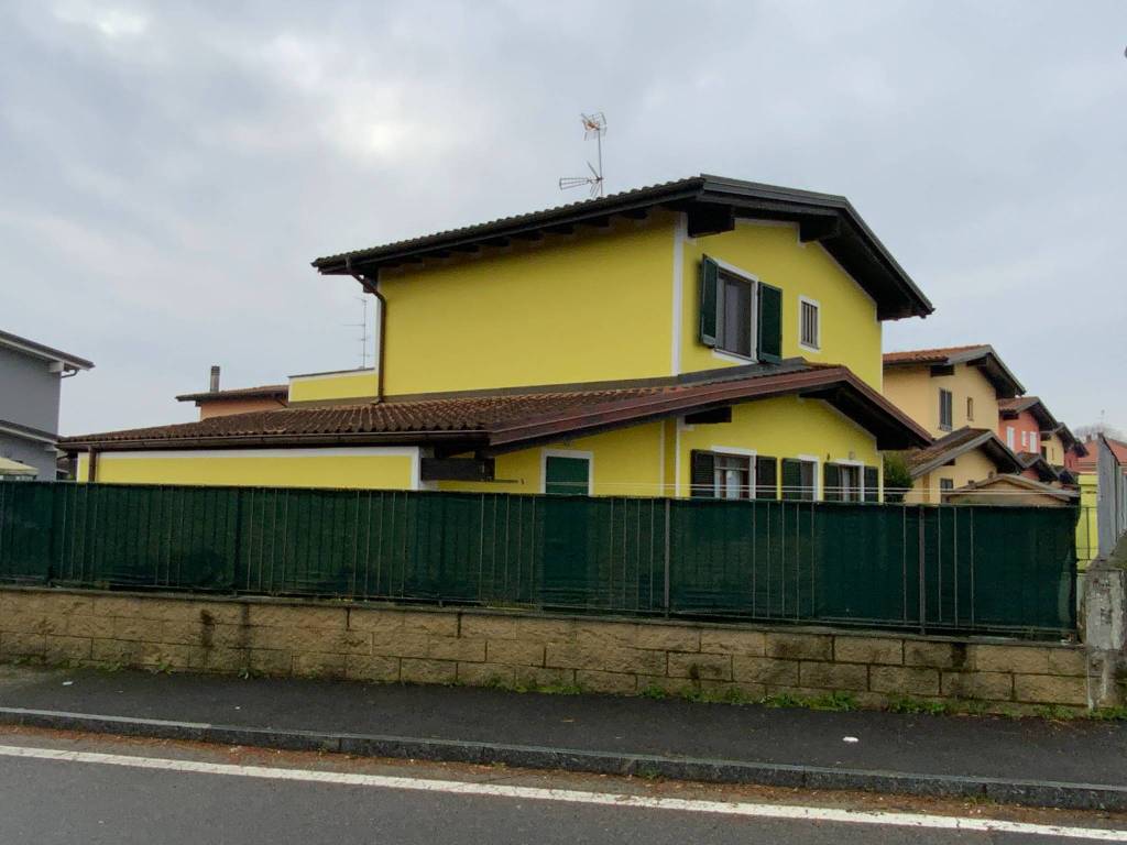 casa indipendente in vendita a Biandrate