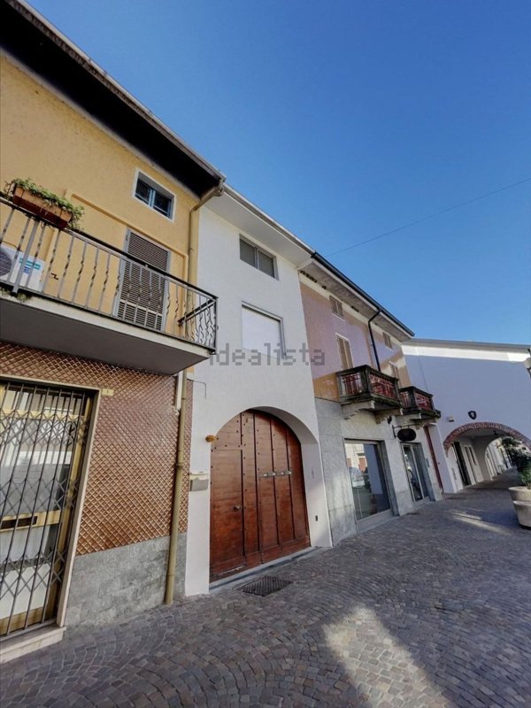 casa indipendente in vendita a Biandrate