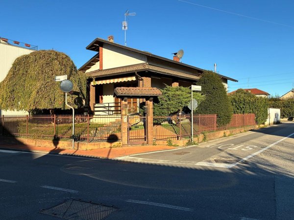 casa indipendente in vendita a Biandrate