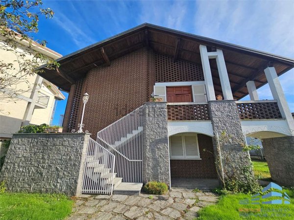 casa indipendente in vendita a Biandrate