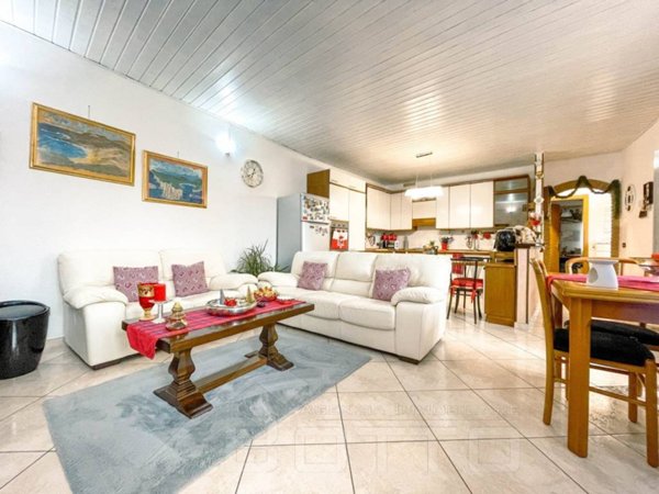 casa indipendente in vendita a Bogogno in zona Arbora
