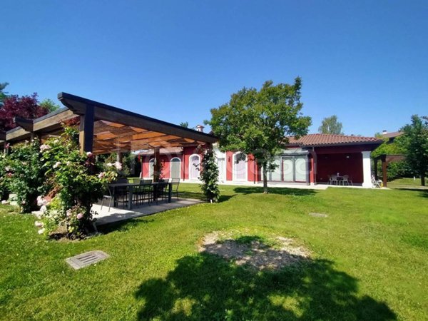casa indipendente in vendita a Bogogno