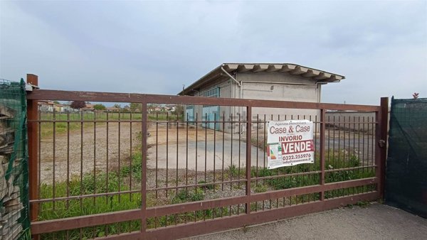 locale di sgombero in vendita a Bogogno