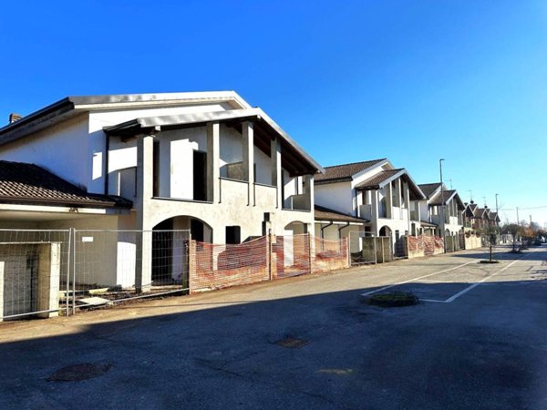 casa indipendente in vendita a Borgolavezzaro