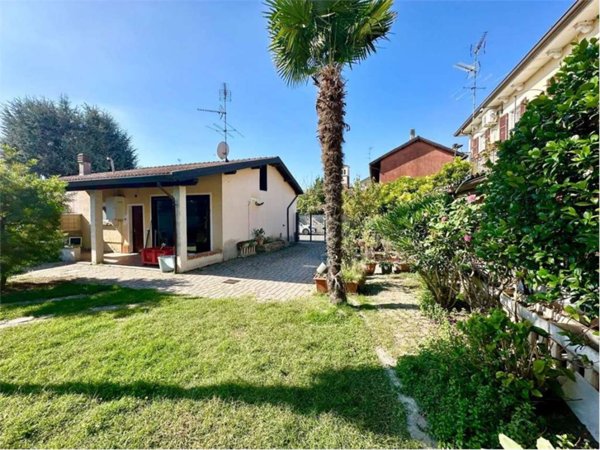 casa indipendente in vendita a Borgolavezzaro