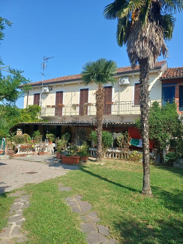 casa indipendente in vendita a Borgolavezzaro