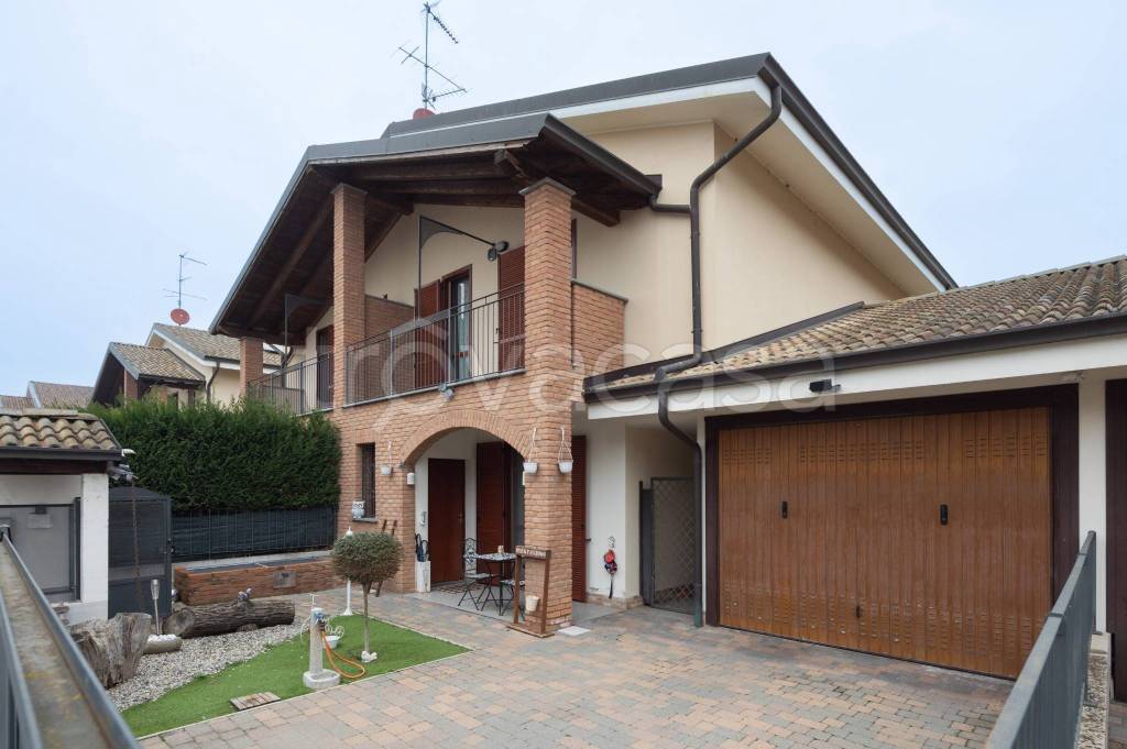 casa indipendente in vendita a Borgolavezzaro