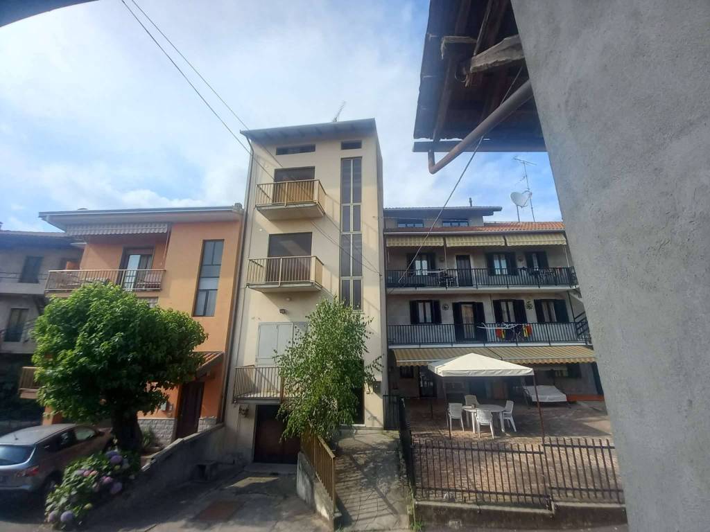 casa indipendente in vendita a Borgomanero in zona Santa Cristina
