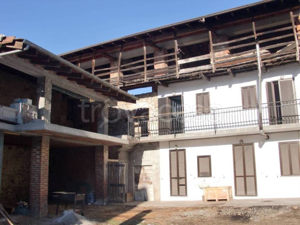 appartamento in vendita a Borgomanero in zona Santa Cristina