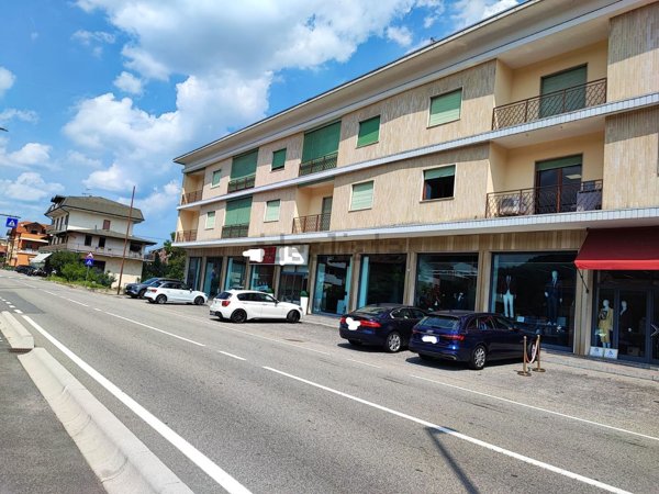 locale commerciale in vendita a Borgomanero