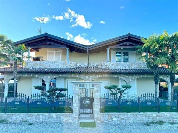 casa indipendente in vendita a Borgomanero