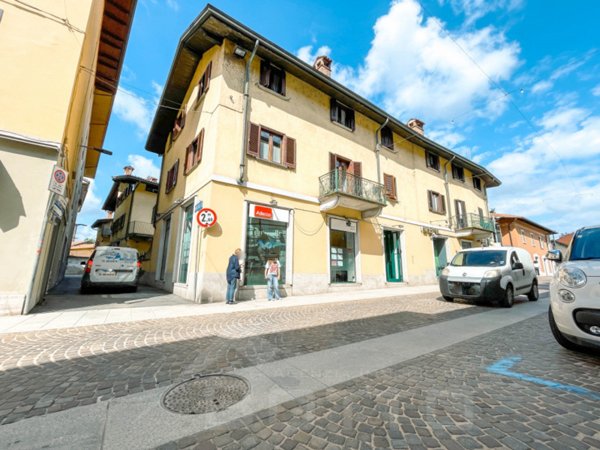locale commerciale in vendita a Borgomanero
