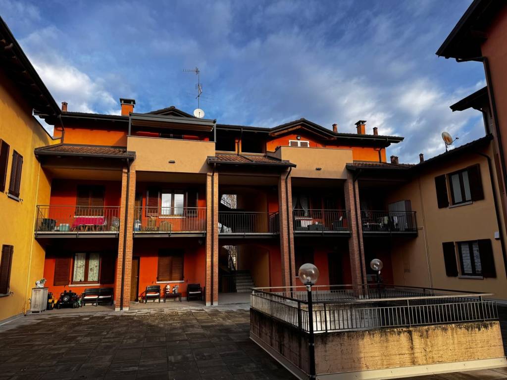 appartamento in vendita a Borgomanero in zona Santa Cristina