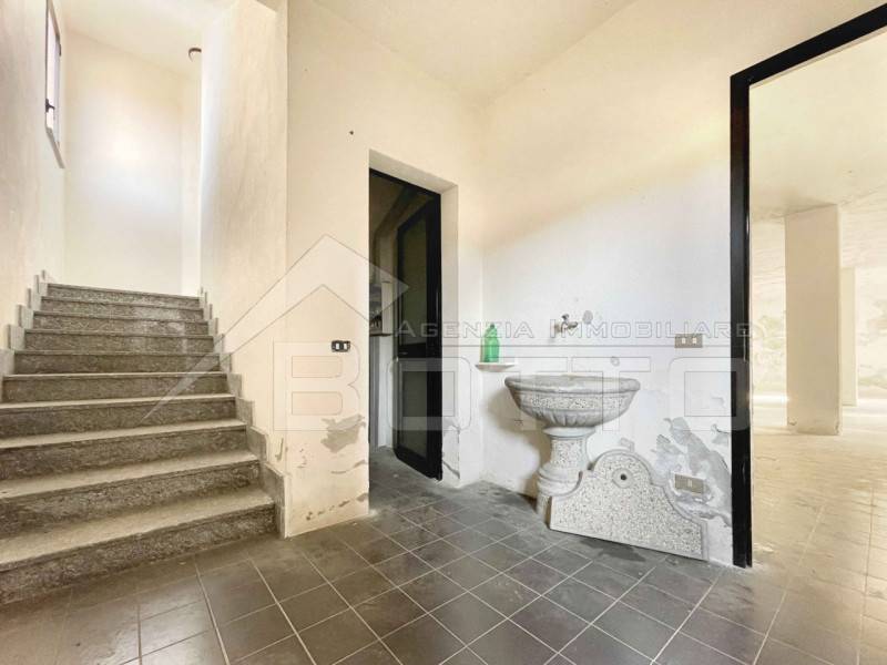 locale di sgombero in vendita a Borgomanero