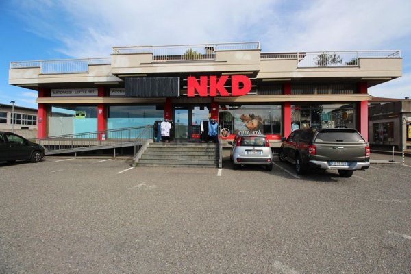 locale commerciale in vendita a Borgomanero