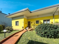 casa indipendente in vendita a Borgomanero in zona Santa Cristina