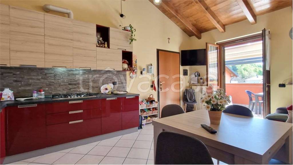 appartamento in vendita a Borgomanero in zona Santa Cristina