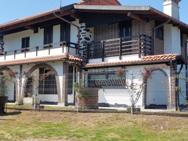 casa indipendente in vendita a Borgomanero