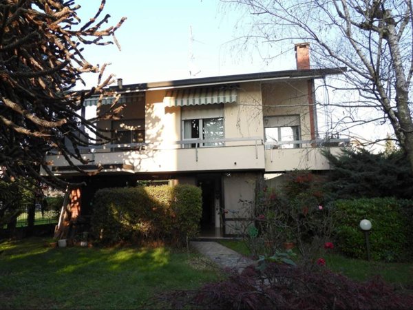 casa indipendente in vendita a Borgomanero