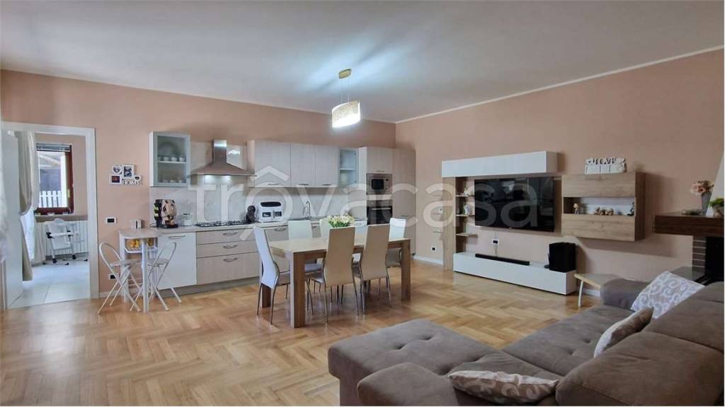 appartamento in vendita a Borgomanero in zona Santa Cristina