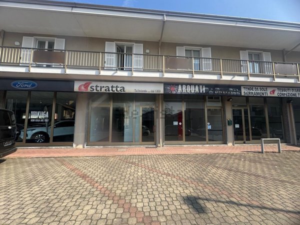 locale commerciale in vendita a Borgomanero