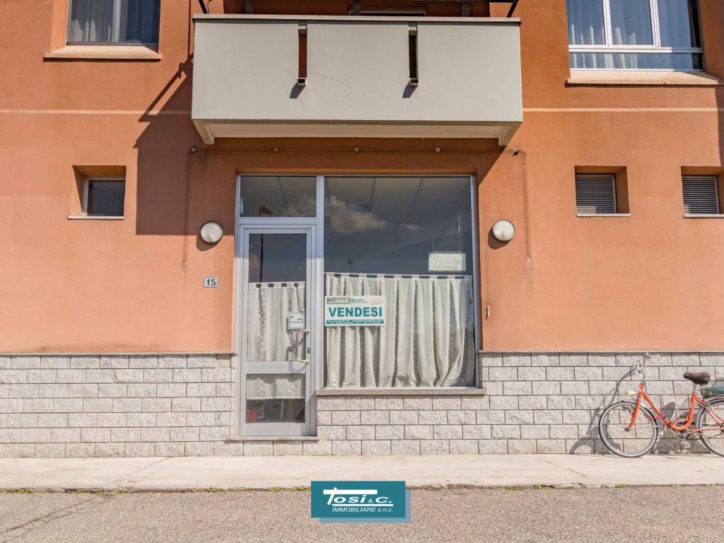 negozio in vendita a Borgomanero