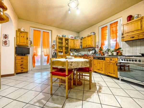 casa indipendente in vendita a Borgomanero in zona Santa Cristina