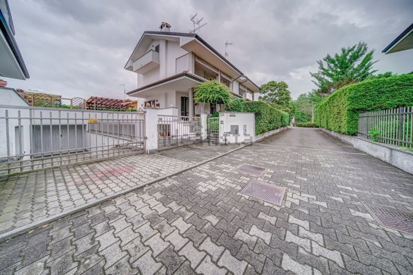 casa indipendente in vendita a Borgomanero
