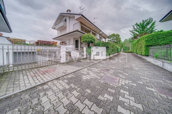 casa indipendente in vendita a Borgomanero
