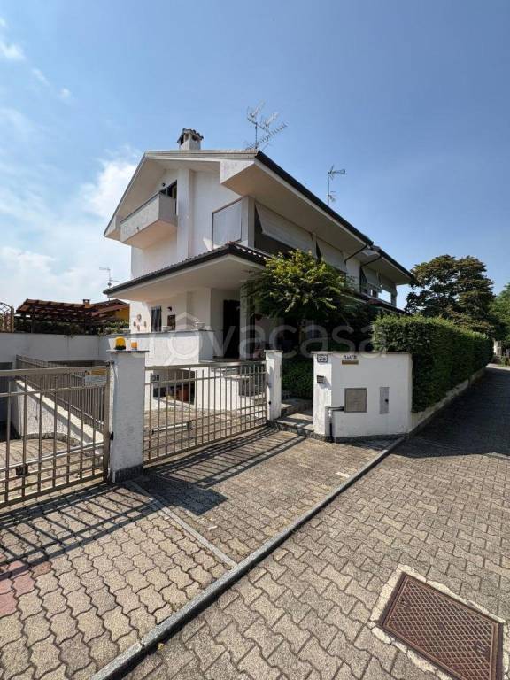 casa indipendente in vendita a Borgomanero