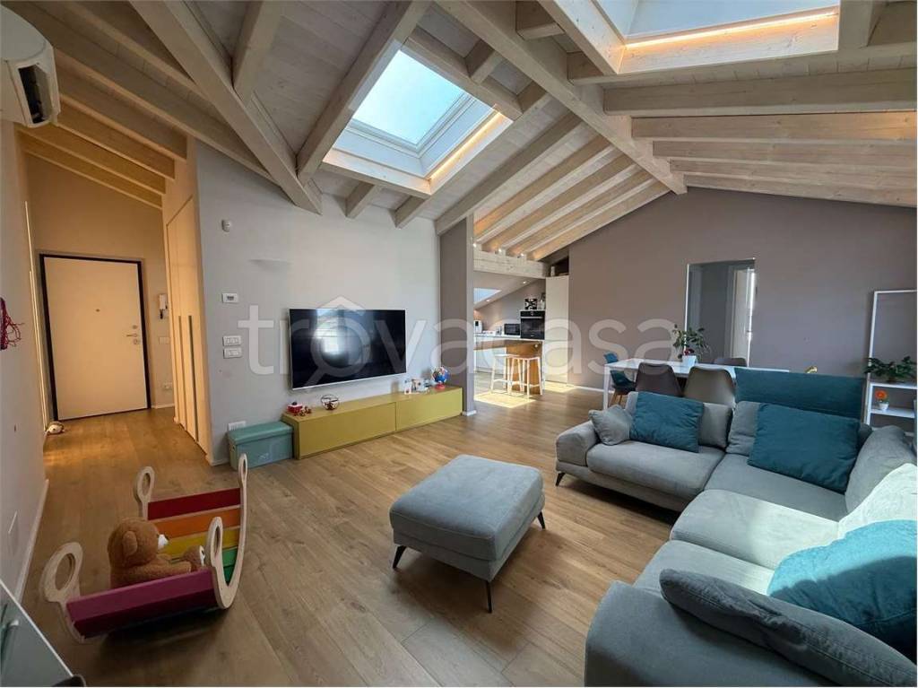 appartamento in vendita a Borgomanero in zona Santa Cristina