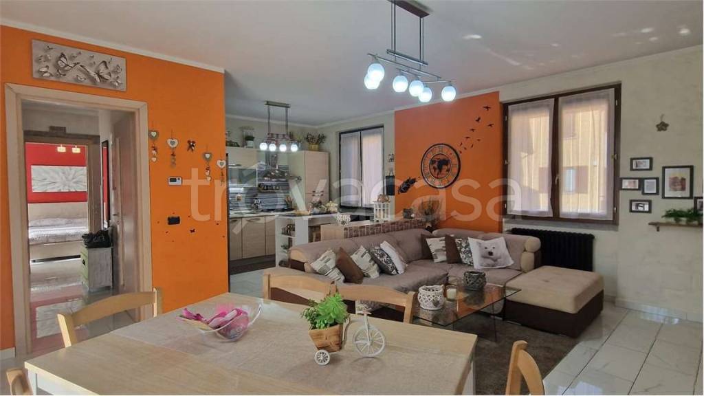 appartamento in vendita a Borgomanero in zona Santa Cristina