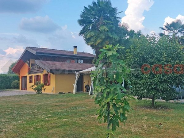 casa indipendente in vendita a Borgomanero in zona Santa Croce