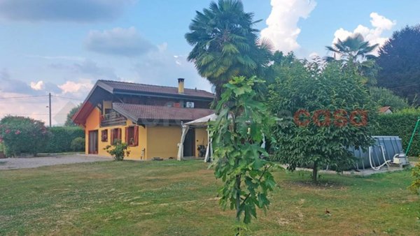 casa indipendente in vendita a Borgomanero in zona Santa Croce
