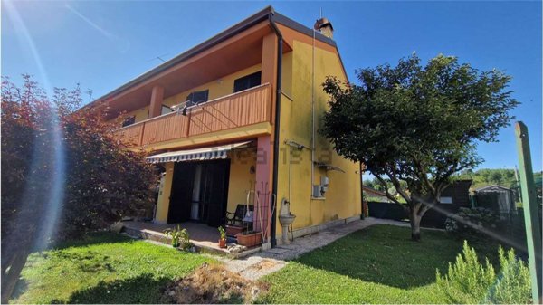 casa indipendente in vendita a Borgomanero in zona Santa Cristina