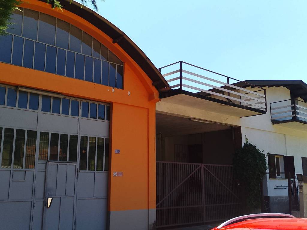locale commerciale in vendita a Borgomanero