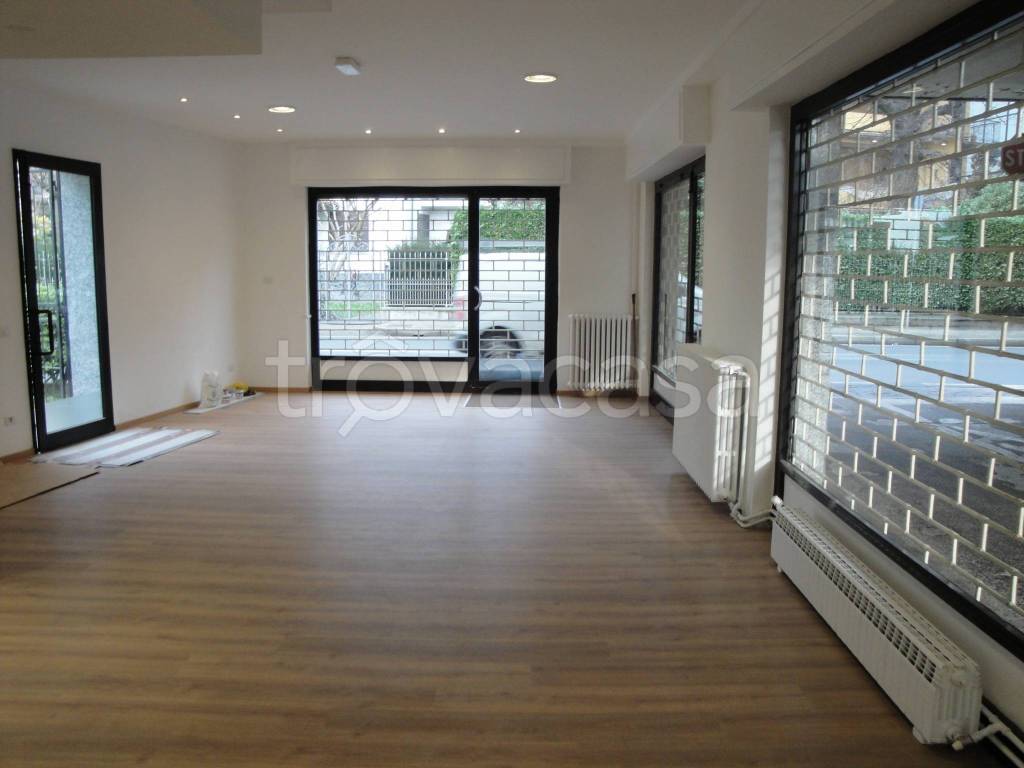 negozio in vendita a Borgomanero