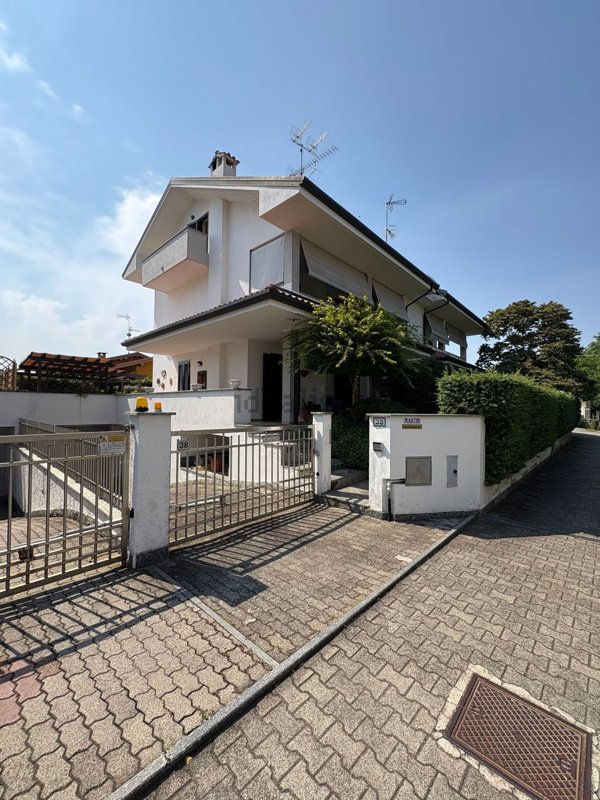 casa indipendente in vendita a Borgomanero